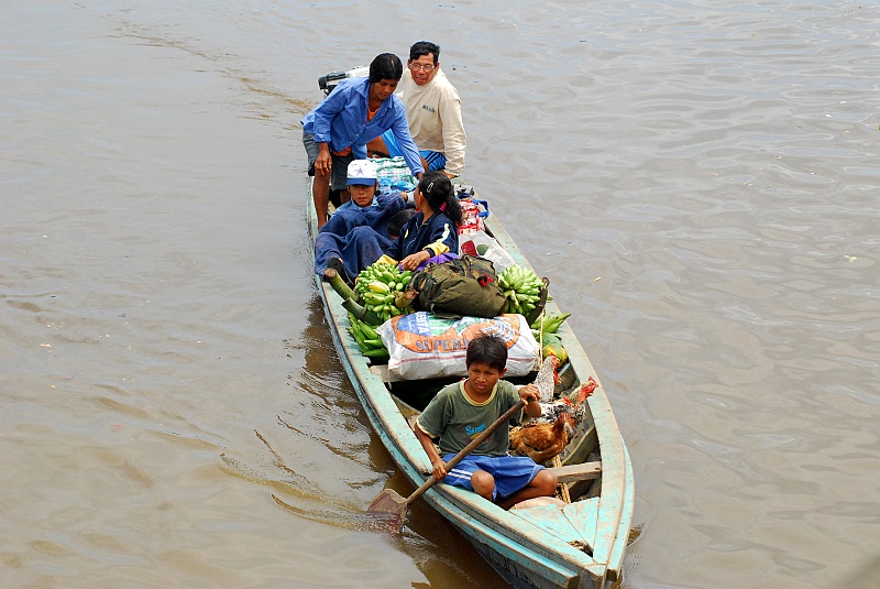 Laura i Astronom_super-141.JPG - Port Massana. Tu pakujemy sie na powolną łódź, podobną do tej ze zdjęcia i  ruszamy w górę jednego z mało odwiedzanych dopływów Napo. (Zdjęcie: Laura i Astronom)